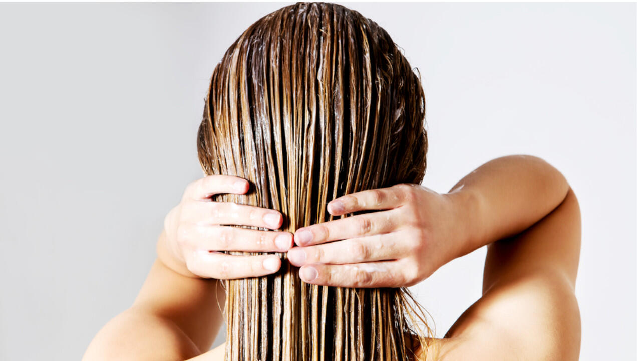Für glänzende Haare einfach eine Haarspülung mit Apfelessig (saure Rinse) übers feuchte Haar geben.