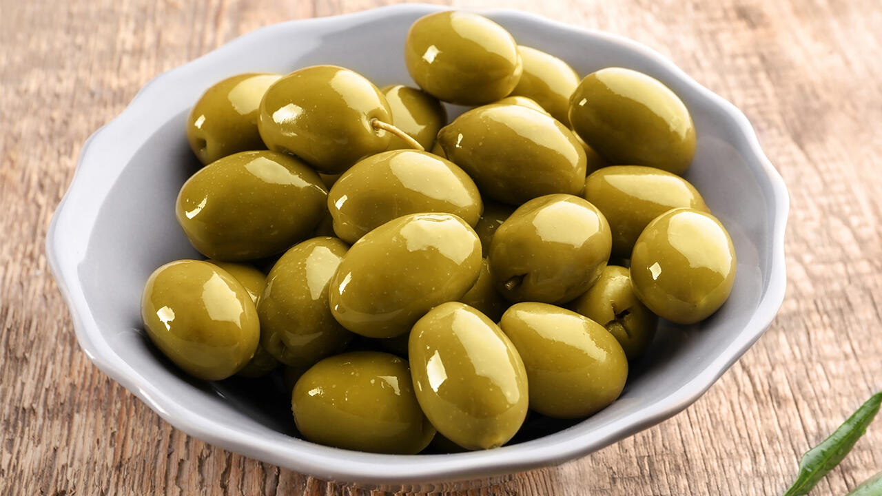 Für 4 Portionen benötigt man etwa 1 Kilo grüne Oliven. 