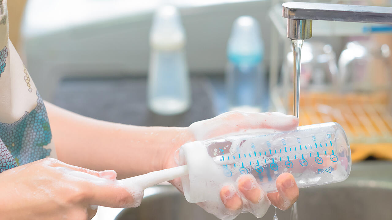 Babyflasche reinigen: Die Reste wegschütten und die Flasche gleich nach Gebrauch reinigen. Am besten von Hand mit Spülmittel und einer Bürste, die nur für die Flaschen zum Einsatz kommt. 