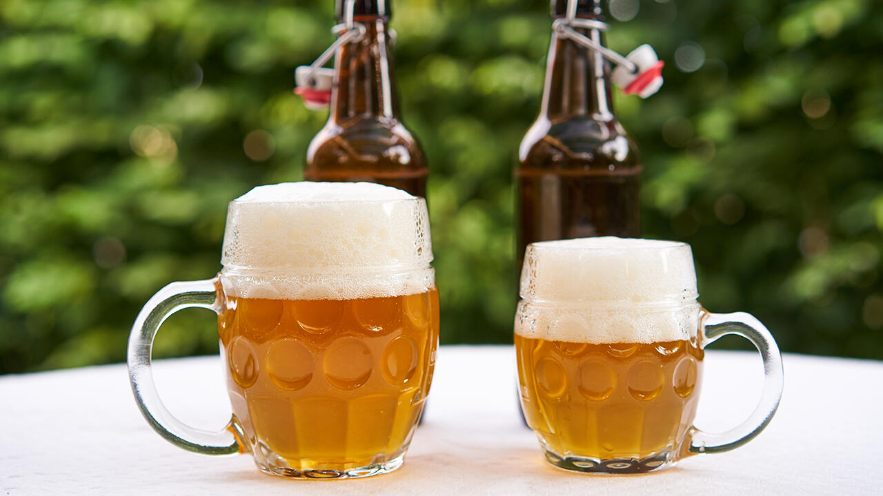 Insbesondere in den Sommermonaten gießen sich viele Menschen ein kühles Pils in die Gläser. In unserem Test waren jedoch nicht alle Biere geschmacklich fehlerfrei.