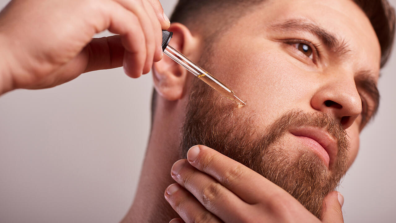 Bartöle und Bartbalsame sollen den Bart pflegen und schöner aussehen lassen. Bedenkliche Stoffe sind dabei Fehl am Platz.