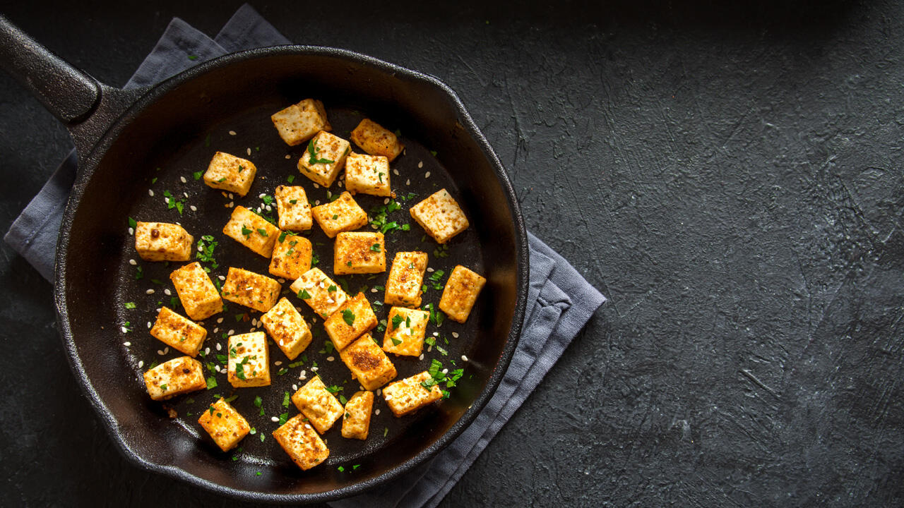 Eine gute Pfanne, das richtige Öl und eine hohe Temperaturen: So wird der Tofu schön knusprig.