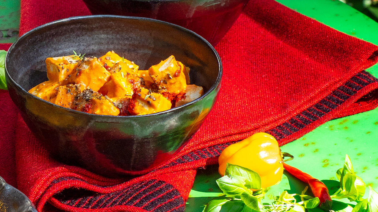 The red coconut marinade gives the tofu an exotic taste.