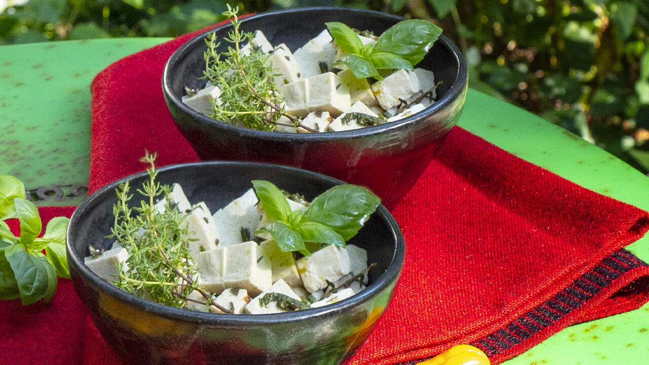 Eine Marinade mit Rosmarin, Thymian, Basilikum und anderen Zutaten gibt dem Tofu eine typisch mediterrane Note.