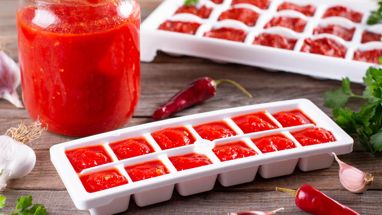 Tomaten einzufrieren funktioniert am besten in püriertem Zustand.