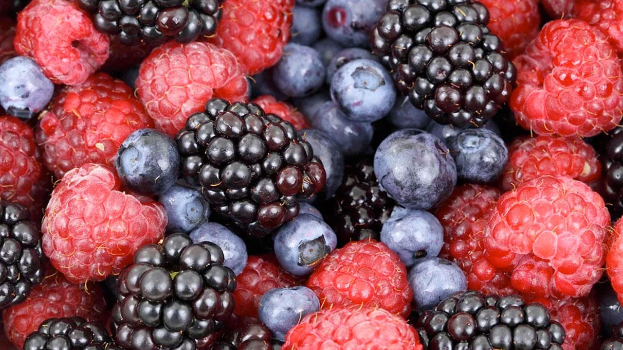 Beeren tragen, was frische Früchte betrifft, die meisten Ballaststoffe in sich.