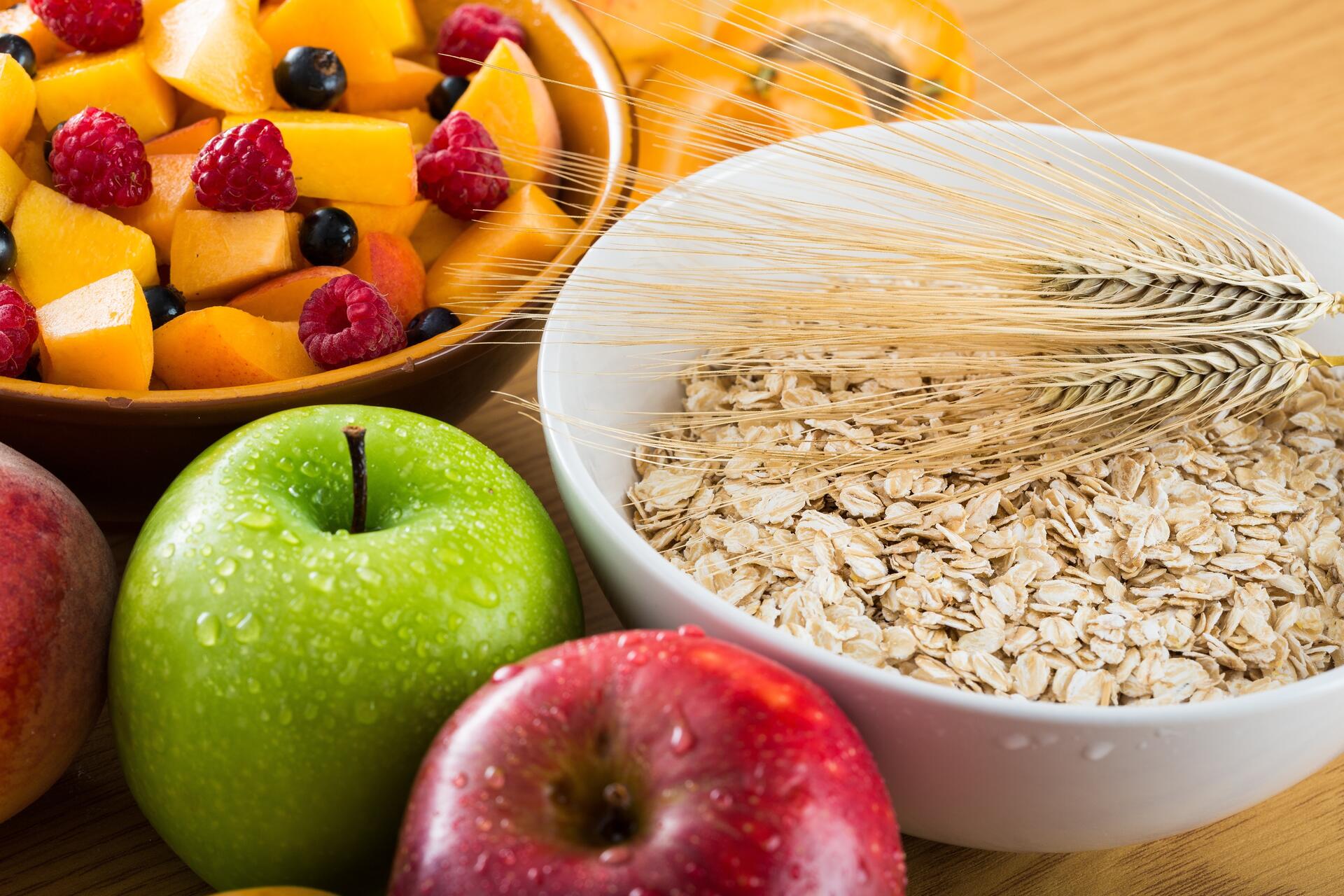 Haferflocken und Obst: Eine perfekte Mischung für ballaststoffreiche, gesunde Ernährung.