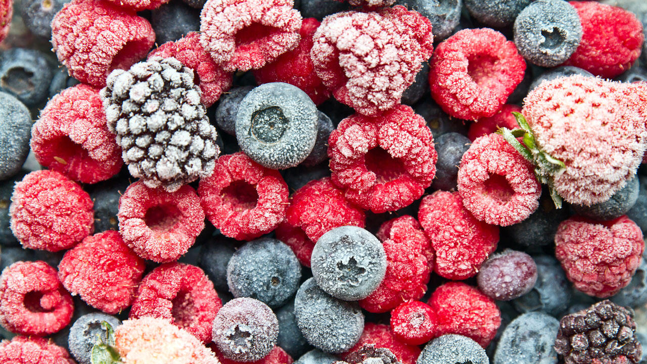 Gefrorene Beeren werden nach dem Auftauen matschig, können aber im Joghurt oder Smoothie verarbeitet werden. Gefrorene Beeren werden nach dem Auftauen matschig, können aber im Joghurt oder Smoothie verarbeitet werden.