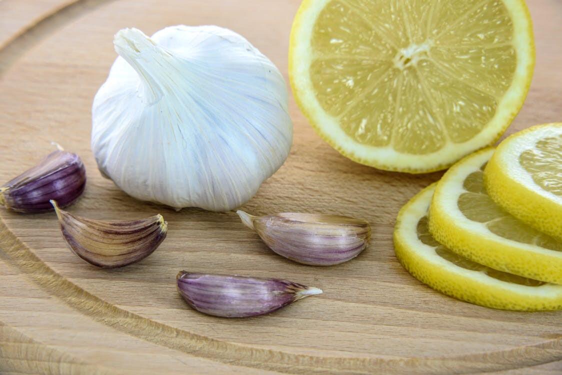 Die Düfte von Zitrone und Knoblauch können helfen, Mücken zu vertreiben. Die Düfte von Zitrone und Knoblauch können helfen, Mücken zu vertreiben.