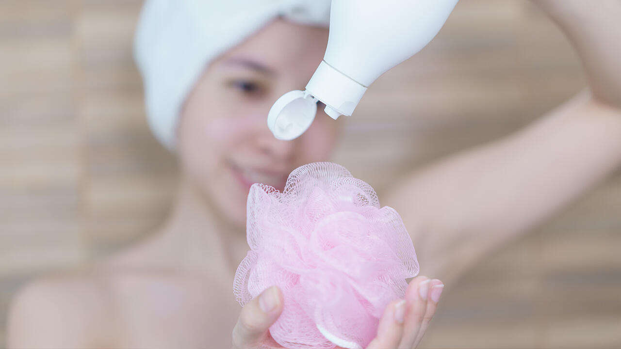 Duschgele landen nahezu täglich auf der Haut. Daher sollten sie frei von problematischen Inhaltsstoffen sein.