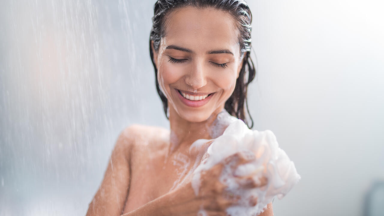 Duschgele verleihen ein angenehmes Frischegefühl. Doch wie sanft sind sie zur Haut? 