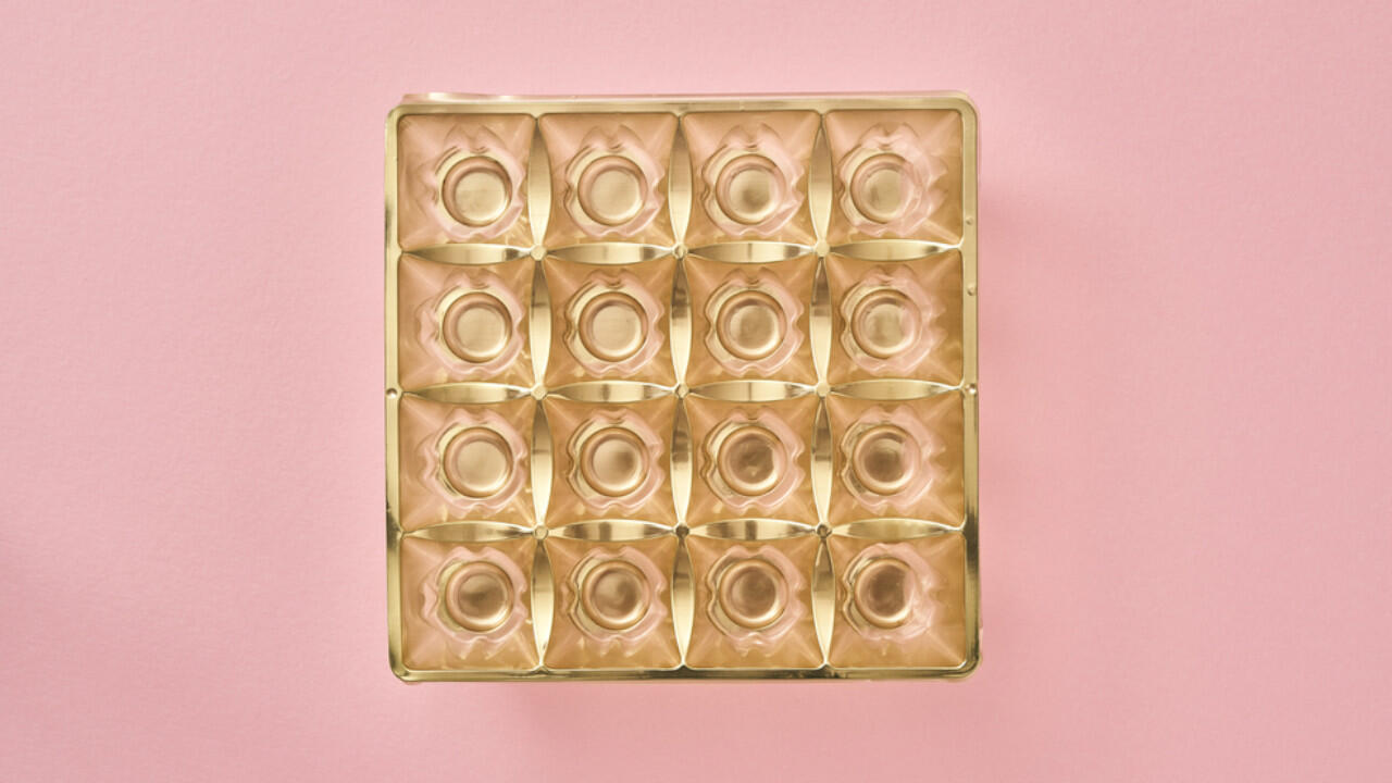 Mit einer leeren Pralinenschachtel können Sie kinderleicht Eiswürfel herstellen. Mit einer leeren Pralinenschachtel können Sie kinderleicht Eiswürfel herstellen.