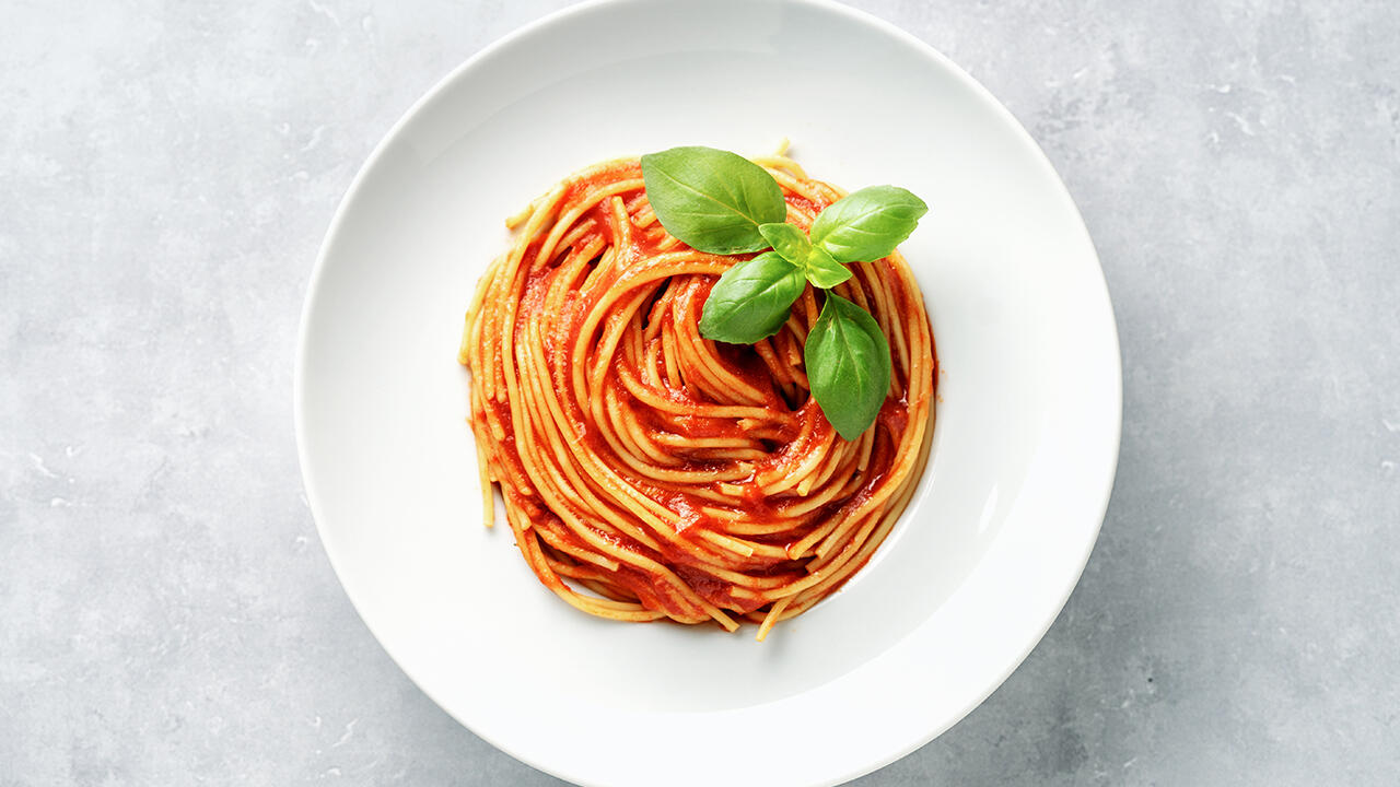 Spaghetti mit Tomatensoße ist sowohl bei Erwachsenen als auch bei Kindern beliebt.