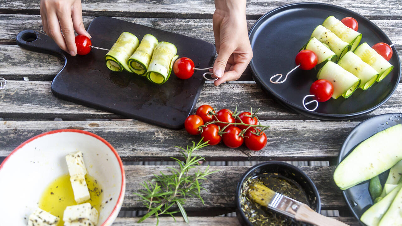 Besser für die Umweltbilanz: Gemüse statt Fleisch auf dem Grill-Teller.