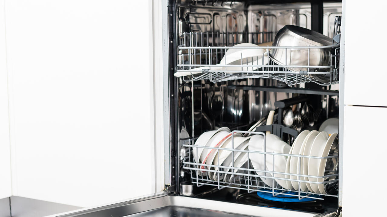 Gleich zwei Spülmaschinen-Fehler: Der Topf sollte besser nach unten, außerdem sind die Teller so gestellt, dass sie nicht sauber werden können.