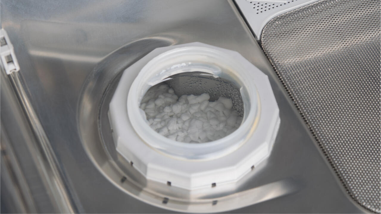 Spülmaschinen-Fehler: Bei zu hartem Wasser muss regelmäßig Salz nachgefüllt werden.