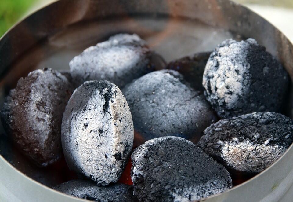 Briketts aus Olivenkernen, Kokos-Briketts, alte Weinreben und Maisspindeln sind nachhaltige Alternativen zur herkömmlichen Grillkohle. Briketts aus Olivenkernen, Kokos-Briketts, alte Weinreben und Maisspindeln sind nachhaltige Alternativen zur herkömmlichen Grillkohle.