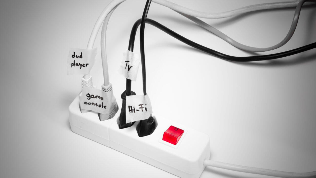 Clever! Die Beschriftung hilft, die richtigen Stecker schnell ein- und auszustecken. Clever! Die Beschriftung hilft, die richtigen Stecker schnell ein- und auszustecken.