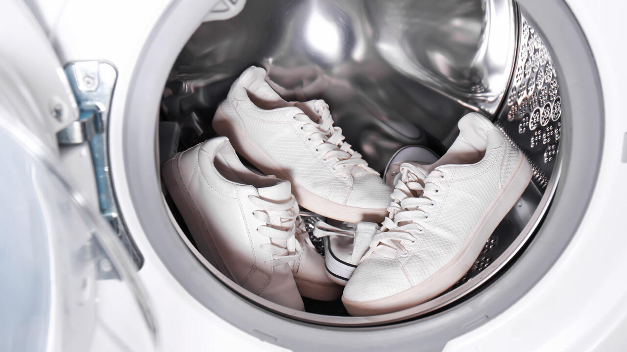 Wenn Sie Schuhe in der Waschmaschine waschen, packen Sie sie am besten in ein Wäschenetz oder einen alten Kissenbezug.