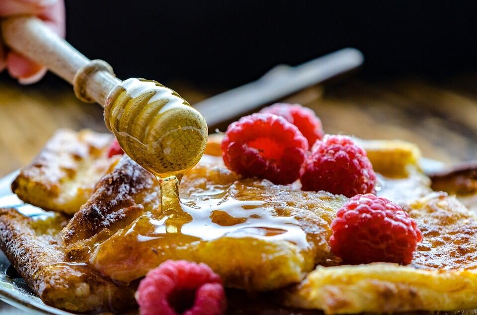 Agavendicksaft schmeckt lecker zu Pancakes oder Pfannkuchen – Sie sollten ihn aber nur in Maßen genießen. Agavendicksaft schmeckt lecker zu Pancakes oder Pfannkuchen – Sie sollten ihn aber nur in Maßen genießen.