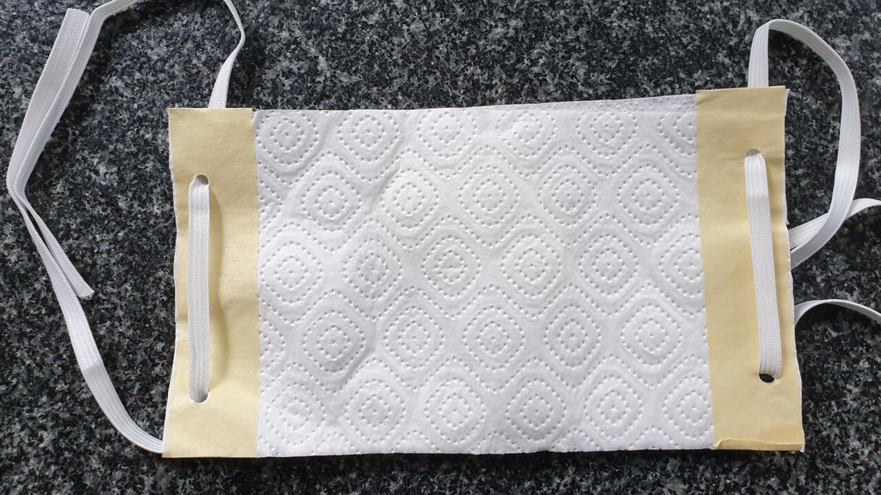 Die Maske aus Küchenrolle ist in zwei Minuten fertig. Die Maske aus Küchenrolle ist in zwei Minuten fertig.