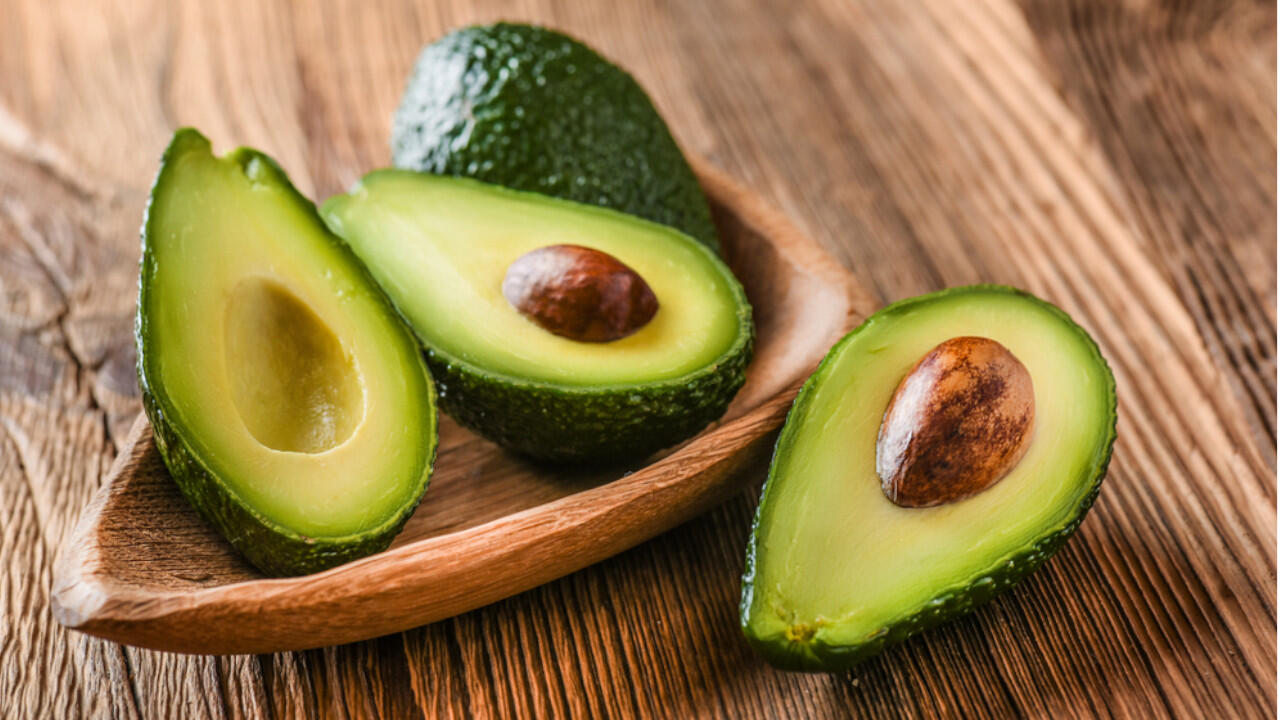 Avocados liefern viele gesunde Fette, auch für trockene Haare. Avocados liefern viele gesunde Fette, auch für trockene Haare.