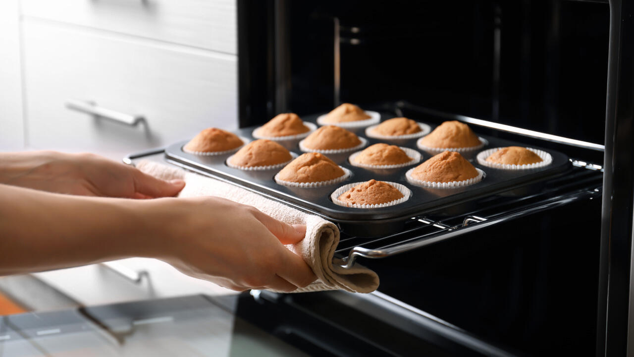 Kuchen, Muffins, Brownies & Co. gelingen auf dem Grillrost am besten. Kuchen, Muffins, Brownies & Co. gelingen auf dem Grillrost am besten.