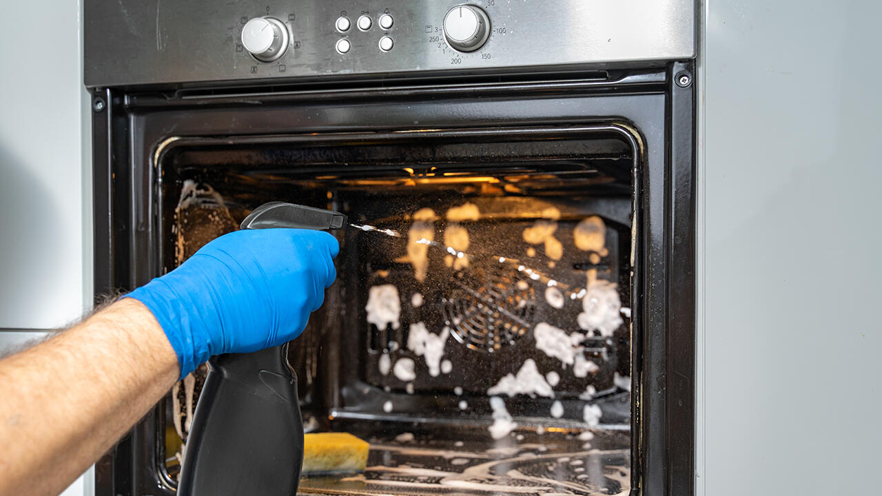Backofenreiniger sollten nicht ohne Handschuhe angewendet werden. Backofenreiniger sollten nicht ohne Handschuhe angewendet werden.