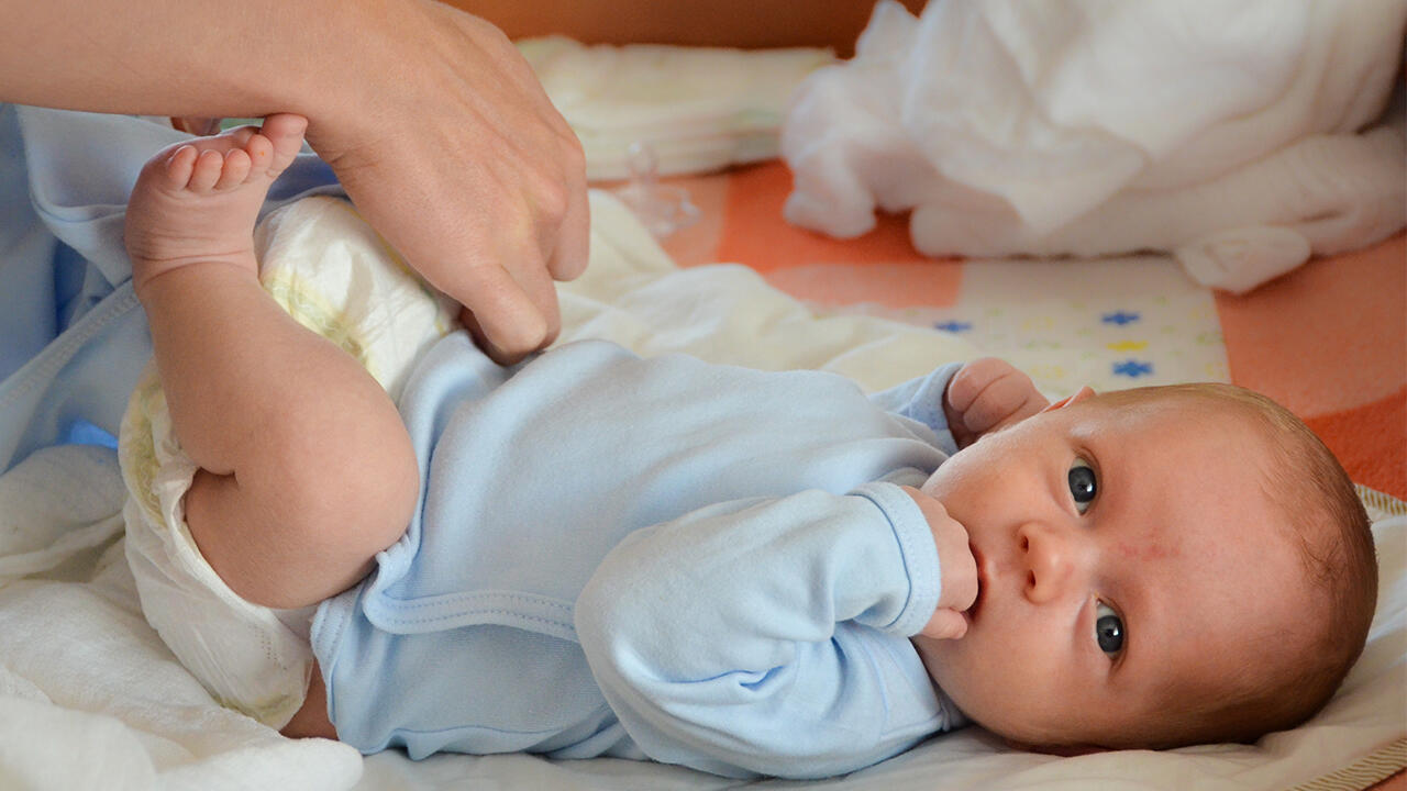 Windeln wechseln: Am besten ist es, wenn Eltern ihrem Baby mindestens alle vier Stunden die Windel wechseln, nach dem Stuhlgang möglichst sofort.