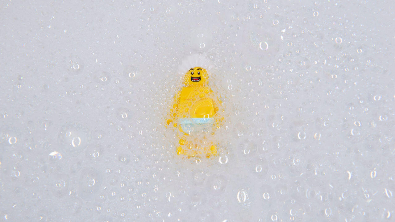 So ist's recht! Lego-Steine kommen mit allerlei Keimen in Berührung – Sie können sie zum Glück in der Waschmaschine waschen.