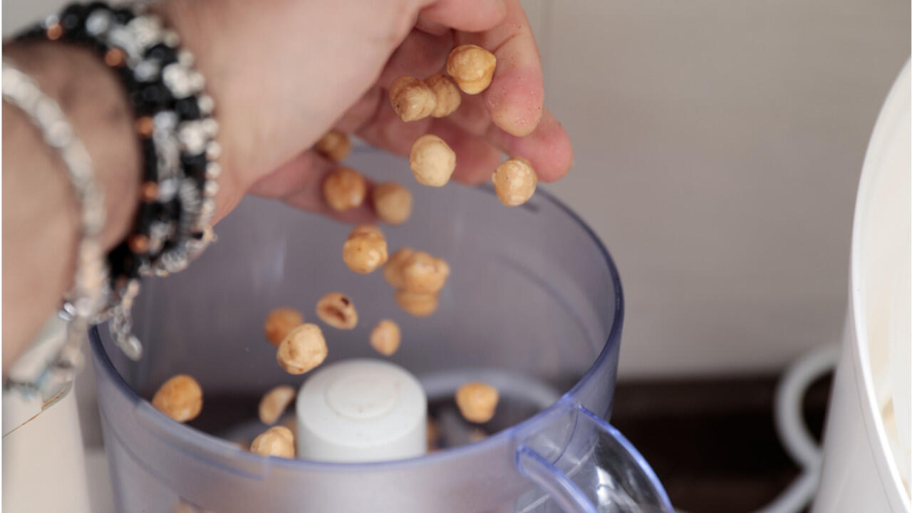 Der wichtigste Schritt bei der selbst gemachten Nuss-Nougat-Creme: Die Haselnüsse im Mixer zu Mus verarbeiten. Der wichtigste Schritt bei der selbst gemachten Nuss-Nougat-Creme: Die Haselnüsse im Mixer zu Mus verarbeiten.