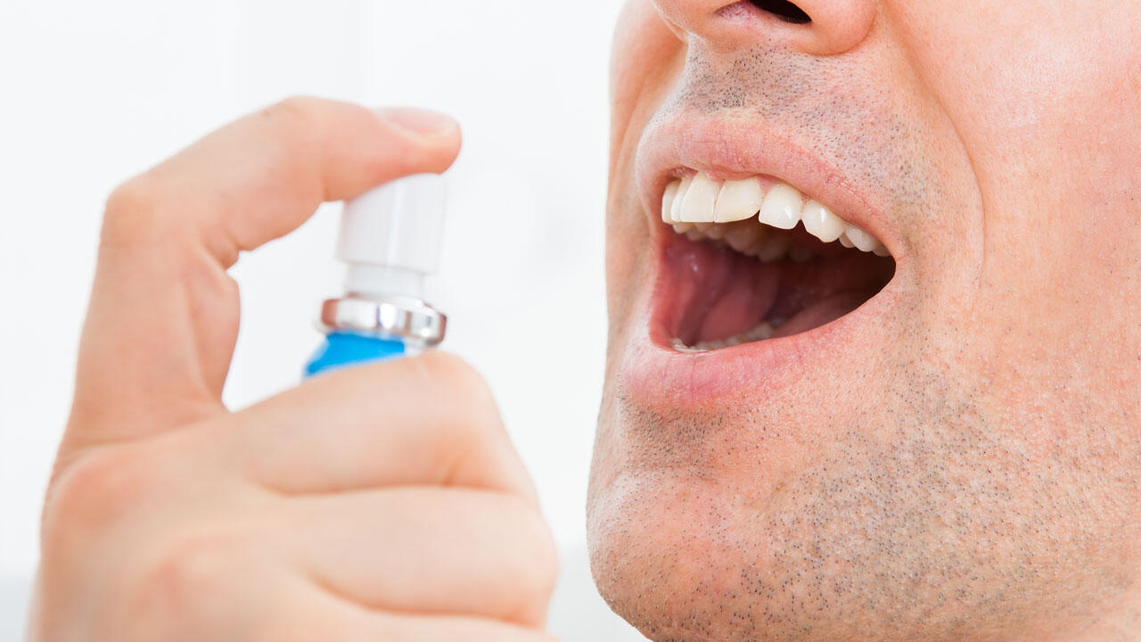 Mundsprays versprechen zwar, Mundgeruch loszuwerden – in ungünstigen Fällen verstärken Sie ihn sogar. Besser ist gründliche Zahnhygiene.
