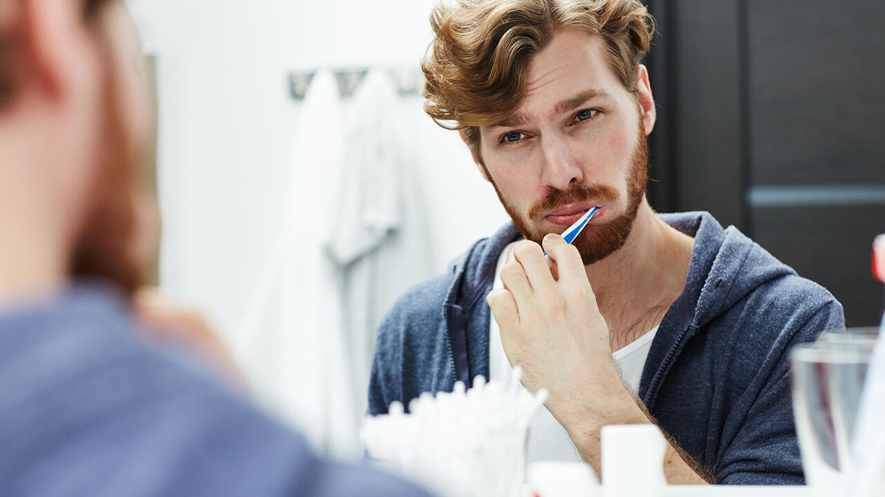 Trivial, aber wirksam gegen Mundgeruch: Putzen Sie sich die Zähne, gründlich und regelmäßig.
