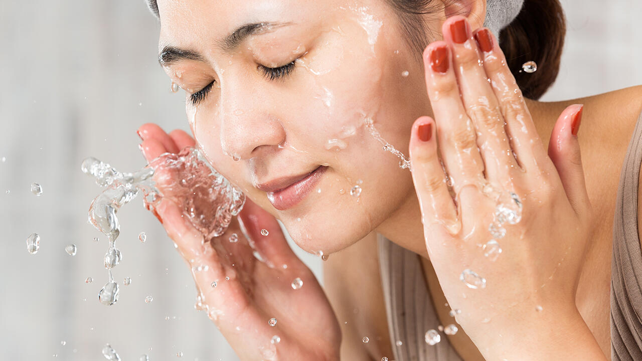 Reinigungsmilch kommt für die Gesichtspflege fast täglich zum Einsatz. Daher sollte sie frei von bedenklichen Stoffen sein.