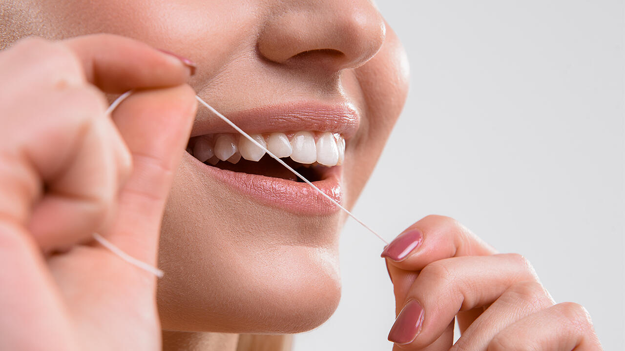 Die regelmäßige Pflege der Zahnzwischenräume ist wichtig. 