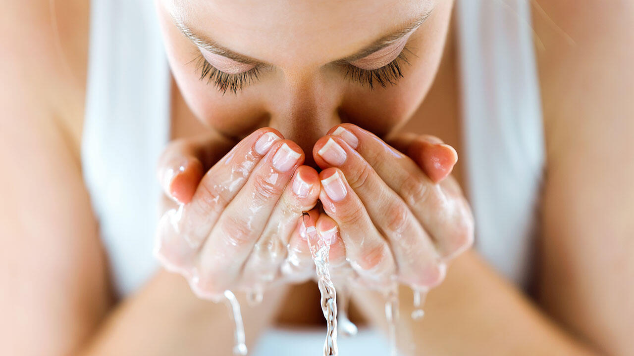 Reinigungsmilch soll die empfindliche Gesichtshaut besonders schonend reinigen.