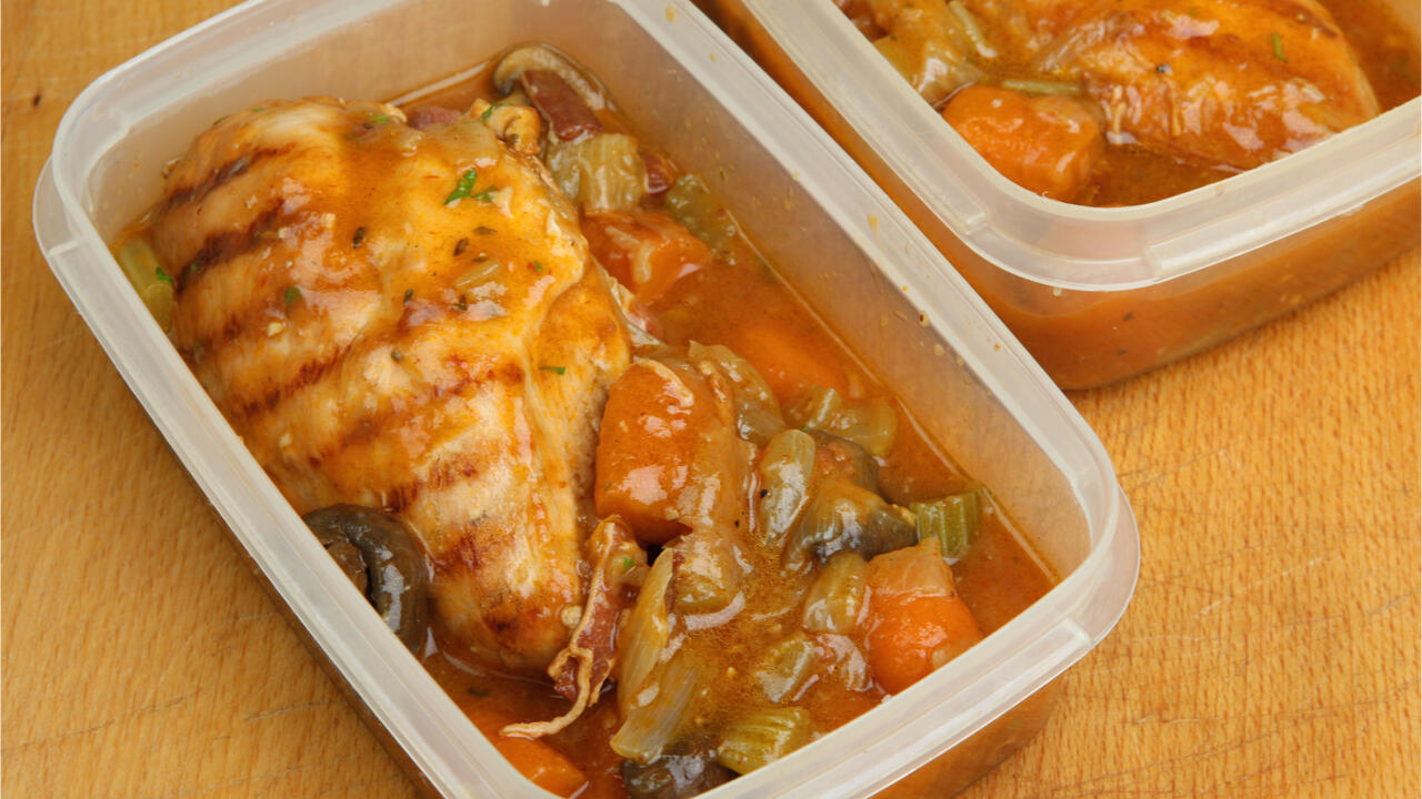 Hühner-Schmortopf: Sieht köstlich aus, kann aber auch dazu führen, dass Tupperware sich verfärbt.