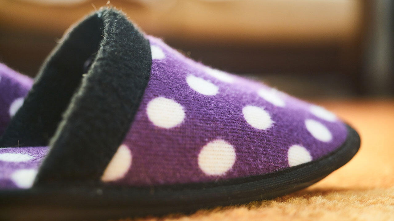 Einfache Abhilfe bei kalten Füßen: Warme Socken oder Hausschuhe