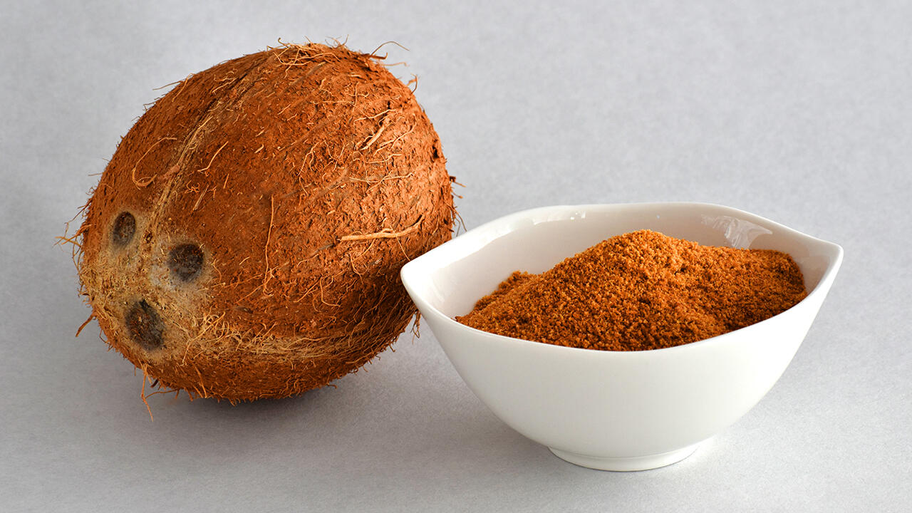 Kokosblütenzucker wird nicht aus der Frucht, sondern aus der Blüte der Kokospalme gewonnen. Kokosblütenzucker wird nicht aus der Frucht, sondern aus der Blüte der Kokospalme gewonnen.