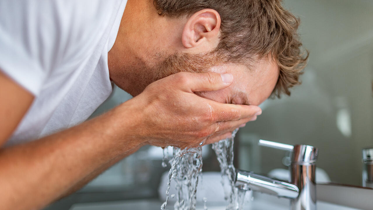 Peeling fürs Gesicht: Wir haben auch vier Produkte getestet, die sich vor allem an männliche Kundschaft richten. Peeling fürs Gesicht: Wir haben auch vier Produkte getestet, die sich vor allem an männliche Kundschaft richten.