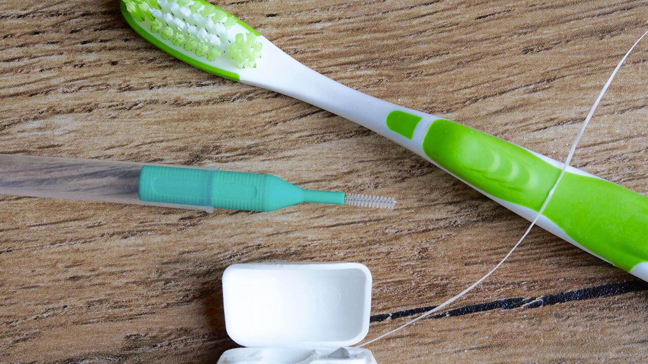 Neben Zähneputzen empfehlen Zahnmediziner für die Mundhygiene auch die Anwendung von Zahnseide, Dental Sticks oder Interdentalbürsten.