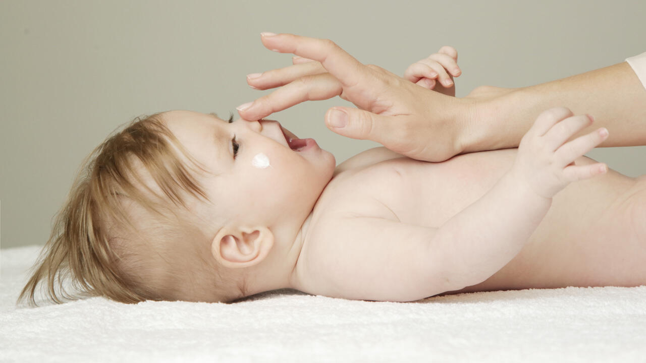 In drei Babypflegecremes fanden die Tester Erdölverbindungen. In drei Babypflegecremes fanden die Tester Erdölverbindungen.