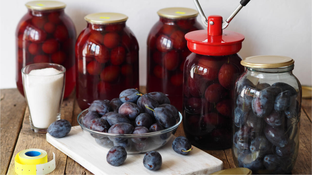 Pflaumen einkochen: So sehen die Früchte vorher (rechts) und nachher im versiegelten Glas aus. Pflaumen einkochen: So sehen die Früchte vorher (rechts) und nachher im versiegelten Glas aus.