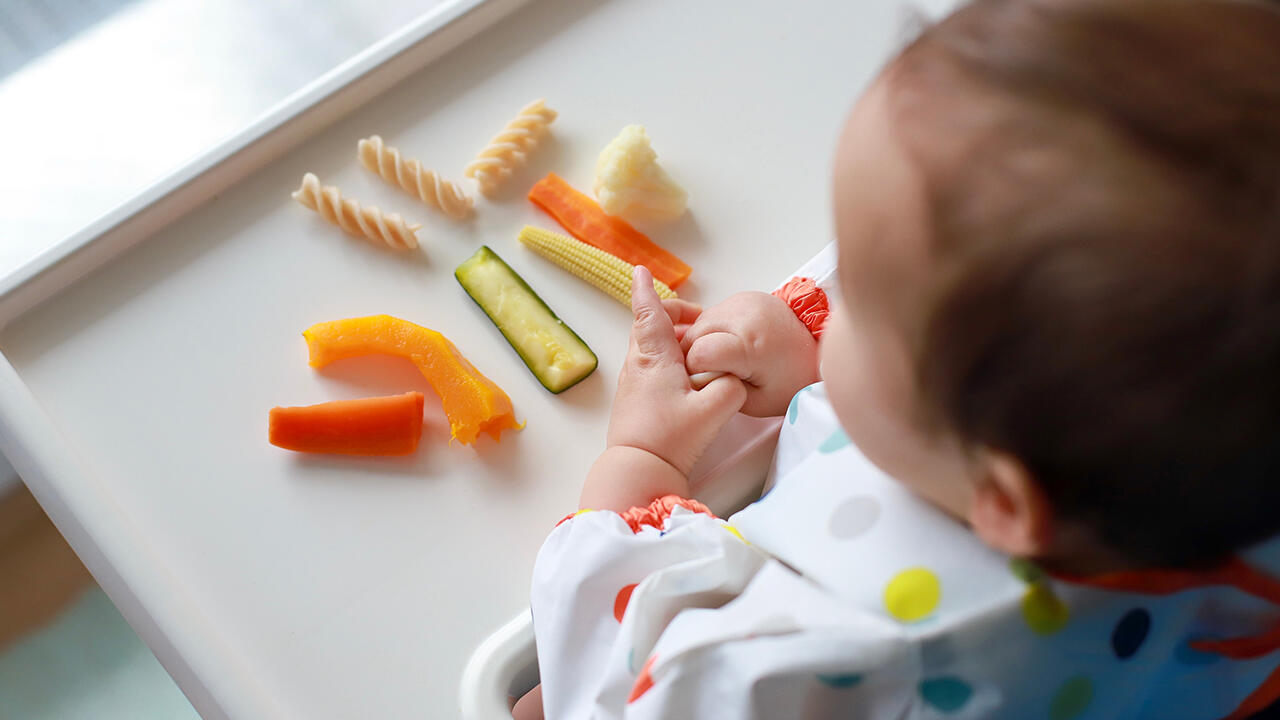 Kleingeschnittenes und gedünstetes Gemüse ist ein gesunder Snack für Babys und Kleinkinder. Kleingeschnittenes und gedünstetes Gemüse ist ein gesunder Snack für Babys und Kleinkinder.