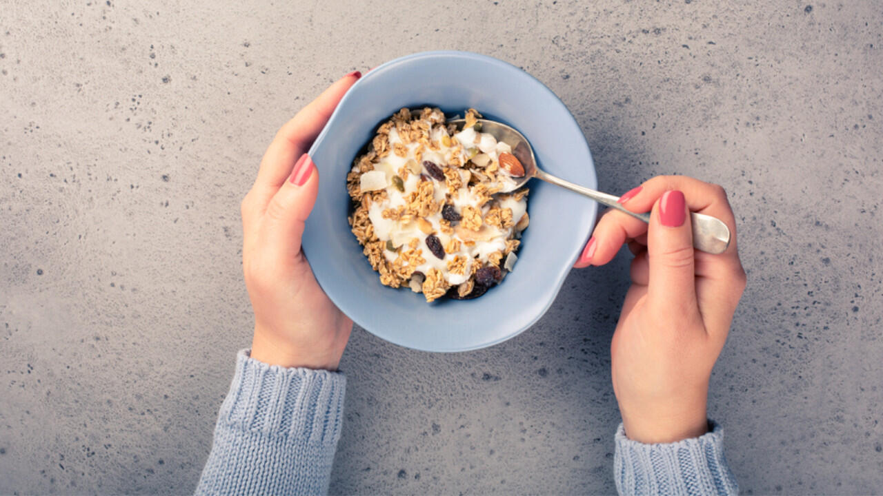 Mit Hafermilch, Mandelmilch oder Sojamilch können Sie Müsli zum Frühstück auch vegan essen. Mit Hafermilch, Mandelmilch oder Sojamilch können Sie Müsli zum Frühstück auch vegan essen.
