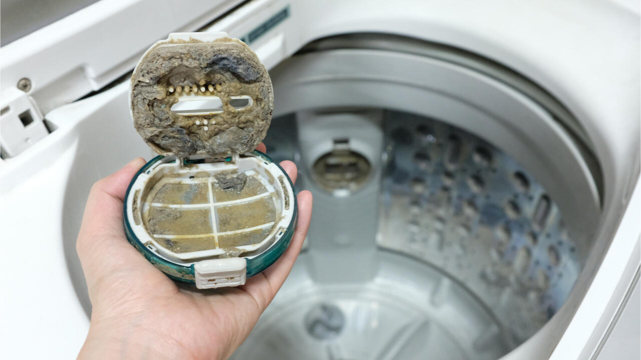 Wenn die Waschmaschine stinkt, könnte es auch mal wieder an der Zeit sein, das Flusensieb zu reinigen.