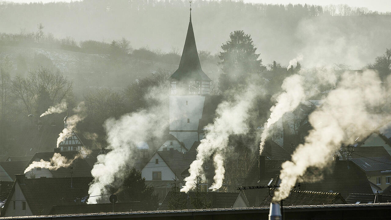 Nicht nur in Altstädten riecht es im Winter heftig nach Holz- oder gar Kohlefeuern. Für die Gesundheit deutlich schädlicher sind Feinstaub- und Rußemissionen. 