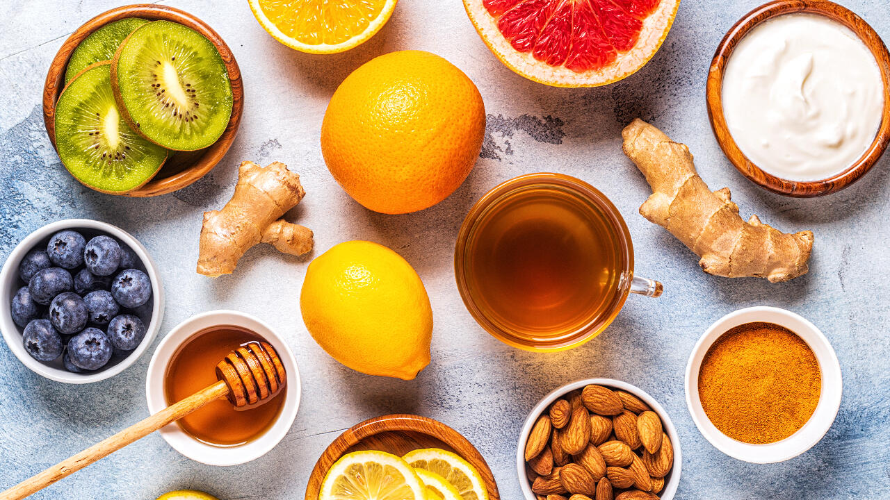 Orangen und Zitronen, Ingwer, Nüsse und Mandeln oder dunkle Beeren stärken das Immunsystem.
