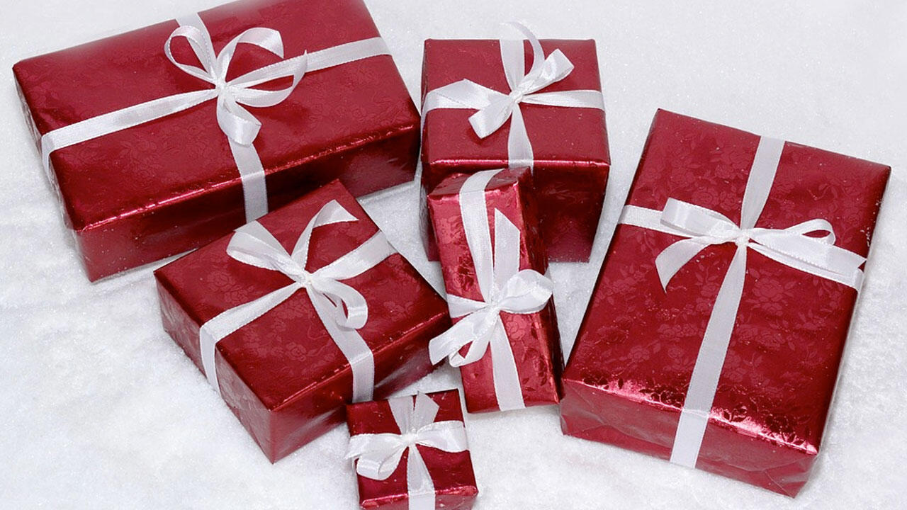 Das Geschenkpapier glitzert? Dann enthält es Metall und/oder Kunststoffe und gehört in den Restmüll. Das Geschenkpapier glitzert? Dann enthält es Metall und/oder Kunststoffe und gehört in den Restmüll.