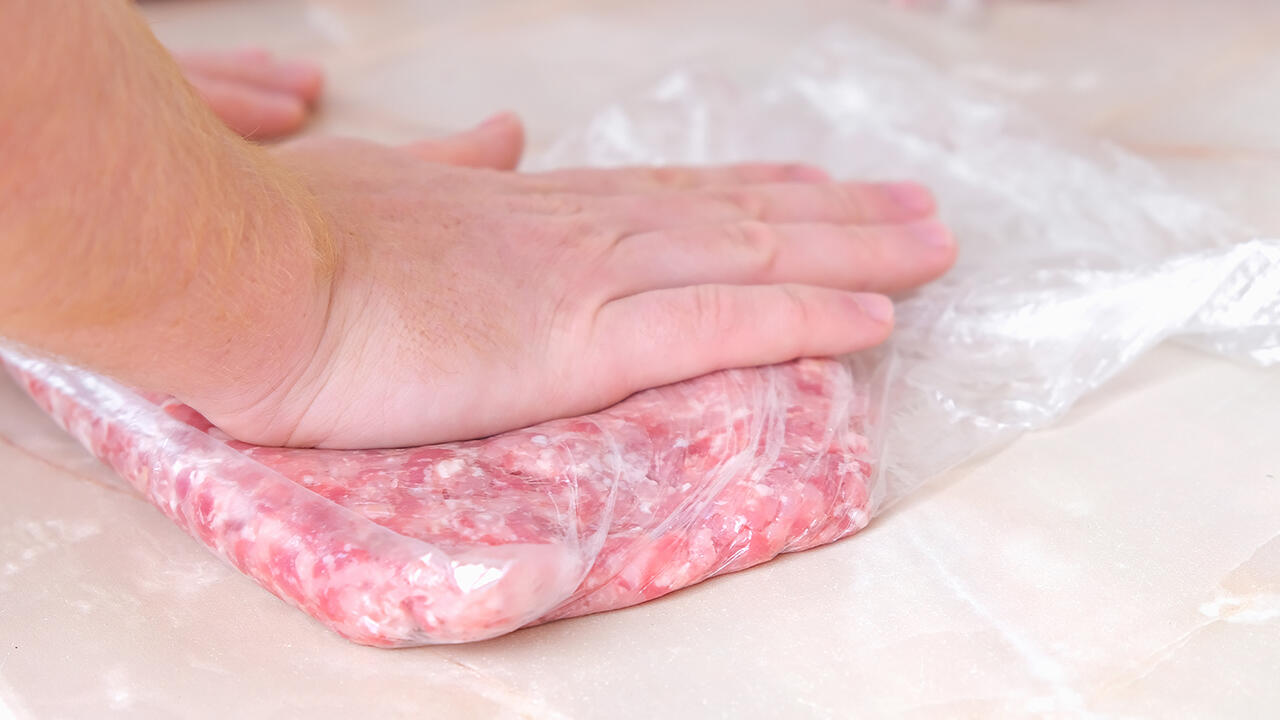 Wer große Mengen Hackfleisch einfriert, aber später nicht gleich alles davon verarbeiten will, sollte das Fleisch portionsweise einfrieren.